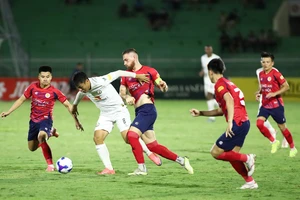 Những bàn thắng ‘lạ’ khiến cuộc đua trụ hạng V-League khó lường