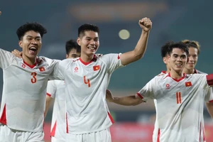 U-23 Việt Nam mở màn ấn tượng, Hiểu Minh tỏa sáng rực rỡ