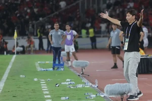 HLV Kim Sang-sik bật mí những lùm xùm ngoài đường biên