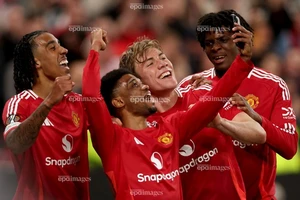 CLB Manchester United đứng dậy từ đống tro tàn