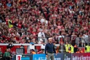 HLV Erik ten Hag sốc nặng khi bị sa thải chỉ sau 3 trận