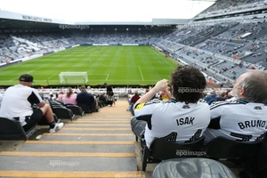 Mùa hè chuyển nhượng điên rồ của bóng đá Anh