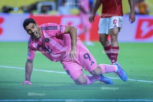 Ngôi sao Suarez bị trừng phạt nặng vì khạc nhổ vào đối phương