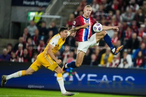 Tiền đạo Haaland an ủi thủ thành Moldova sau khi ghi 5 bàn