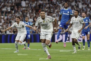 Mbappe lập cú đúp trong thế 10 đánh 11