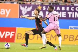 HLV Kim Sang-sik tăng cường ngoại binh nhập tịch lên tuyển