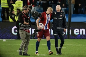 Đá hỏng phạt đền 2 lần, tiền đạo Haaland vẫn lập hat trick thứ 6