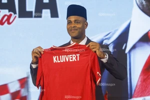 Bị Indonesia sa thải, HLV Patrick Kluivert nhận bao nhiêu tiền bồi thường? 