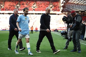 HLV Pep Guardiola lại đặt học trò bên cạnh Messi