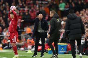 HLV Arne Slot bất lực nhìn đương kim vô địch Liverpool rơi tự do