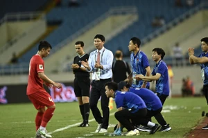 HLV Kim Sang-sik ‘chạy show’ với hai đội tuyển Việt Nam