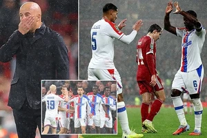 1 tháng thua 7 trận, hỗn loạn ở Liverpool