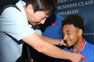 HLV Kim Sang-sik đưa Nguyễn Xuân Son sang Lào 