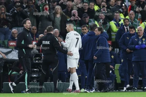 FIFA bất ngờ hoãn án treo giò và cảnh báo Ronaldo
