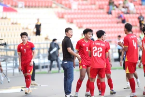 Thủ tướng Chính phủ tặng Bằng khen cho HLV Kim Sang-sik và các cộng sự