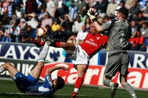 5 bản hợp đồng kỳ lạ nhất của Arsenal