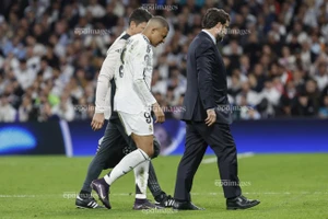 Choáng váng đầu năm: Mbappe ngã xuống, Real Madrid đứng ngồi không yên 