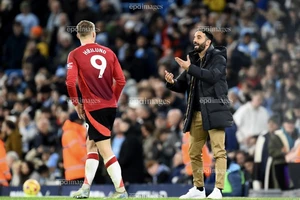 Bom tấn lộ diện, Man United xáo trộn lớn