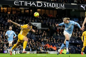 Ngoại hạng Anh đảo chiều kịch tính: MU và Man City sảy chân, Arsenal hưởng lợi lớn