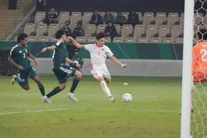 Nước cờ táo bạo của HLV Kim Sang-sik, siêu phẩm của Đình Bắc và cột mốc lịch sử