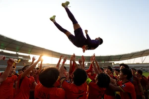 Người gác đền U-23 Trung Quốc “nổ” khó đỡ, tuyên bố thắng cả Messi lẫn Ronaldo