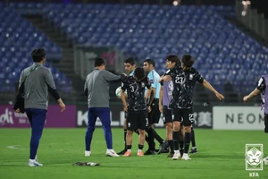 Báo Hàn gọi tên ‘thảm họa’, đòi trảm HLV sau cú ngã trước 10 cầu thủ Việt Nam