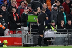 Lý giải gây sốc của trọng tài về thẻ đỏ của Szoboszlai