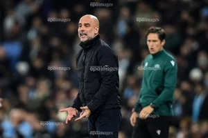 Pep Guardiola nổi giận ở trận thắng 'điên rồ' của Man City