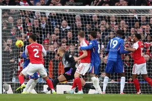 Arsenal ám ảnh Premier League bằng đá phạt góc