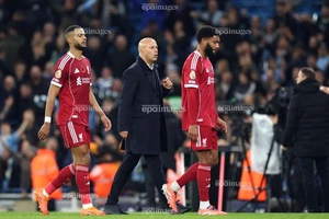 Thua đội bét bảng, Liverpool vô địch Premier League kiểu gì đây?