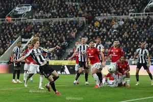 MU thua sốc Newcastle 10 người, Carrick nói lời cay đắng