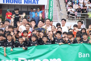 HLV Kim Sang-sik ‘truyền lửa’ cho hàng trăm cầu thủ nhí Việt Nam