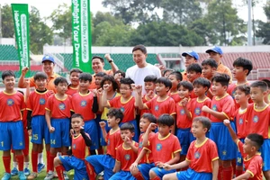 Khoảnh khắc trong mơ: Fan nhí không dám rửa tay sau khi bắt tay HLV Kim Sang-sik