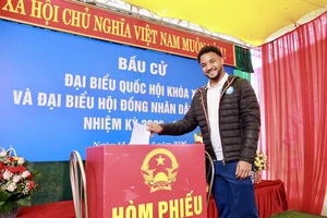 Clip: Tiền đạo nhập tịch Nguyễn Xuân Son đi bầu cử