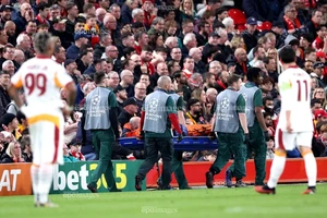 Kinh hoàng sao Galatasaray đứt lìa ngón tay ngay trên sân của Liverpool