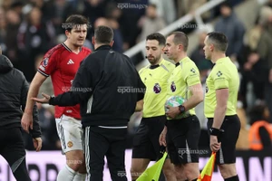 HLV Carrick nổi giận ở trận hòa đau đớn của Man United 