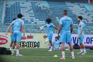 HLV Kim Sang-sik tìm cách 'khóa giò' ngôi sao Bangladesh đá giải Anh