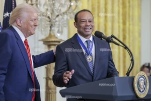 Sốc: Siêu sao Tiger Woods, bạn thân của Tổng thống Mỹ bị bắt sau cú lật xe kinh hoàng 