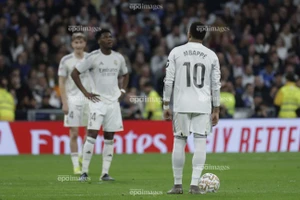 Real Madrid khủng hoảng vẫn dám “chơi tay đôi” Bayern Munich