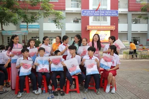 Xúc động Quả bóng vàng Hoàng Đức âm thầm chi 100 triệu giúp học sinh nghèo TP.HCM