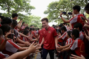 Tuyển thủ Hoàng Đức và dàn sao Việt tiếp sức giấc mơ học sinh nghèo