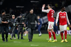 Nóng: Arsenal chạm tay vào cúp, Liverpool nỗ lực trụ hạng