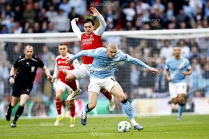 Arsenal sẩy chân, Man City phải thắng tất cả các trận còn lại