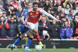 Cầu thủ Arsenal bị đấm mạnh vào mặt