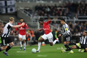 Man United trói chân ‘báu vật’