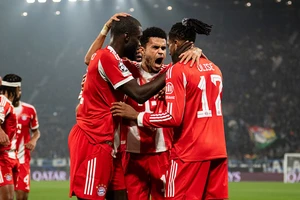 Bayern dễ thở, Arsenal bất an