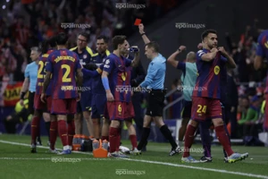 Trọng tài bị kiện vì lần thứ 2 “giết” Barcelona ở Champions League