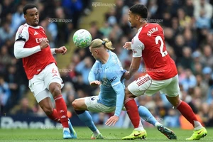 Arsenal thoát thẻ đỏ, Man City rộng cửa vô địch