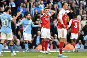Arsenal và Man City đều gặp bất ổn ở chặng đường khó nhọc còn lại