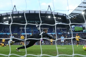 Premier League chính thức tiễn một đội xuống hạng, Tottenham run bần bật